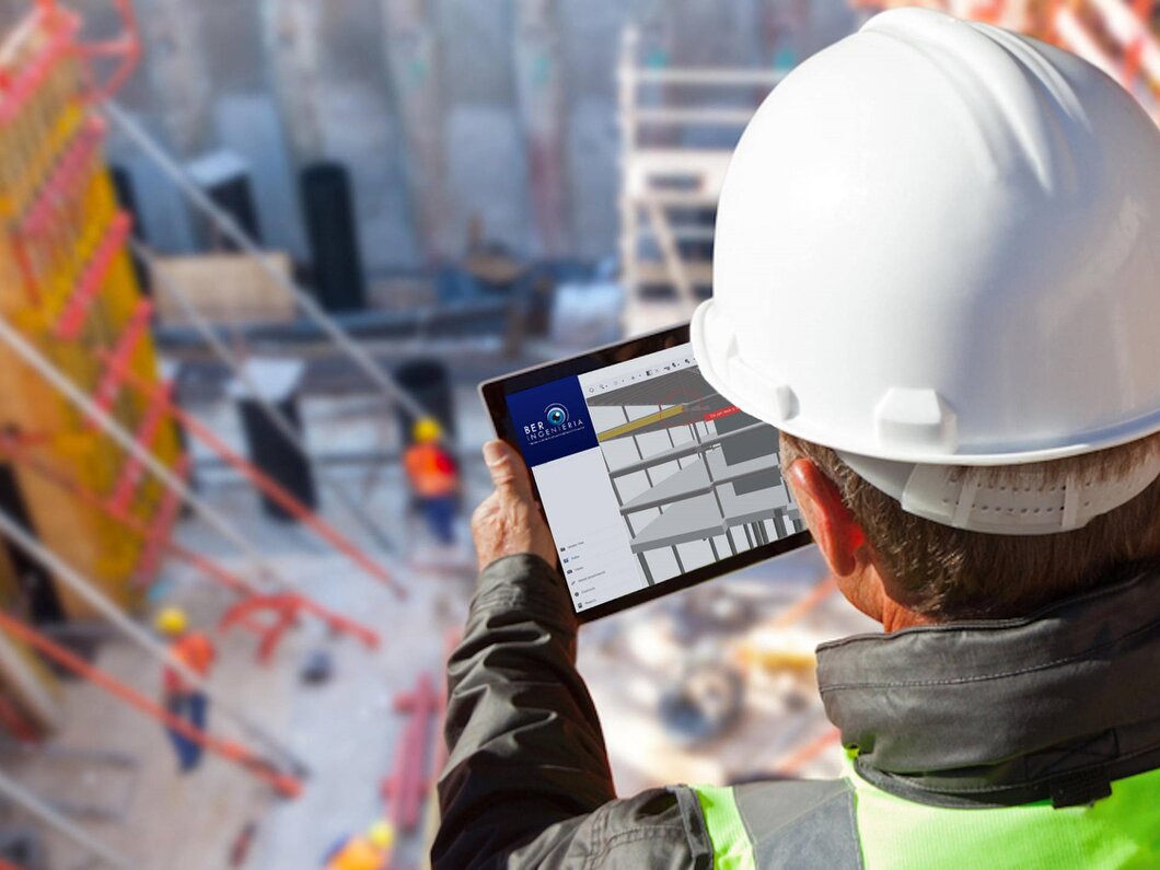Planos de ingeniería civil sobre mesa de trabajo