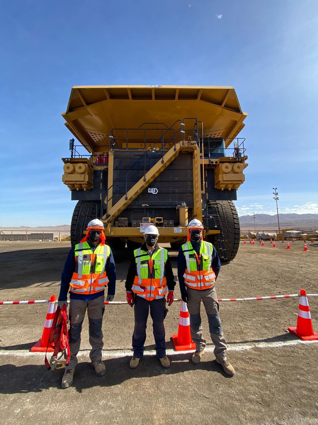 Equipo de ingeniería revisando planos y soluciones tecnológicas