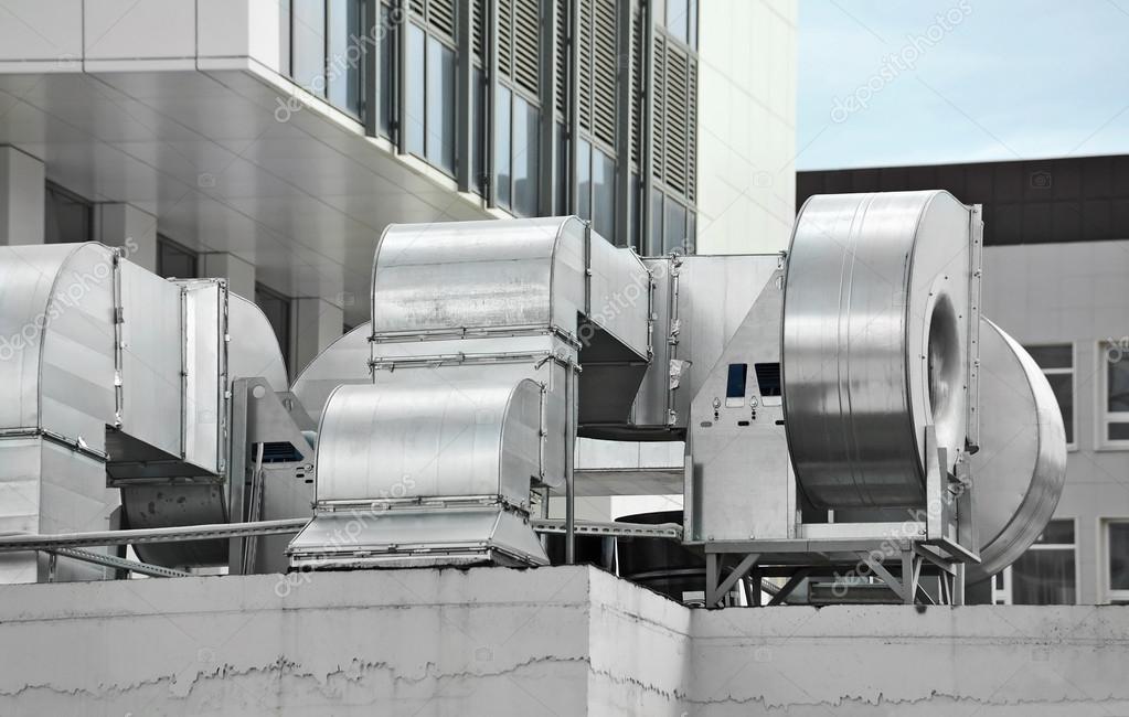 Sistema de climatización industrial en techo de planta